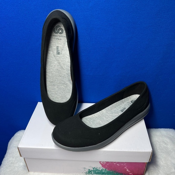 NIB/NWT🤩 |•CLARKS•| CLOUDSTEPPERS Comfort Slip On Black Shoes Size 9 1/2 - Picture 1 of 15